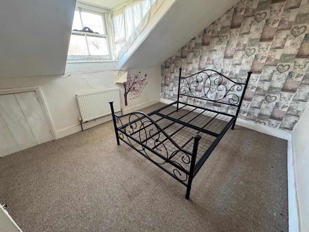 Lot: 132 - FREEHOLD BLOCK OF FOUR FLATS - Maisonette - bedroom